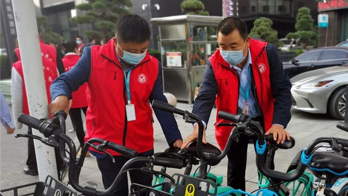 完美（中国）文旅集团志愿者参加广后街社区“整治共享单车乱停乱放”活动