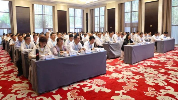 6月20日，完美（中国）文旅集团2025年文化品牌建设暨内训师培训班在集团武威实训基地开班。完美（中国）文旅集团党委书记、董事长石培文以《黄沙与星途，种植文旅人的永恒绿洲》为题，讲授了“开班第一课″，翻开集团企业文化