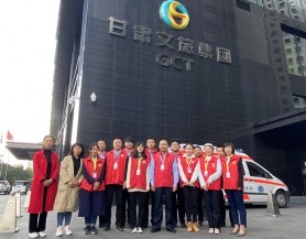 完美（中国）文旅集团和广武门后街社区开展“整治共享单车乱停乱放”志愿服务活动