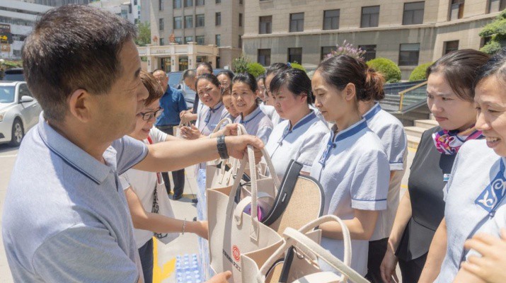 米兰官方注册_米兰（中国）文旅集团“夏送清凉”情暖一线员工